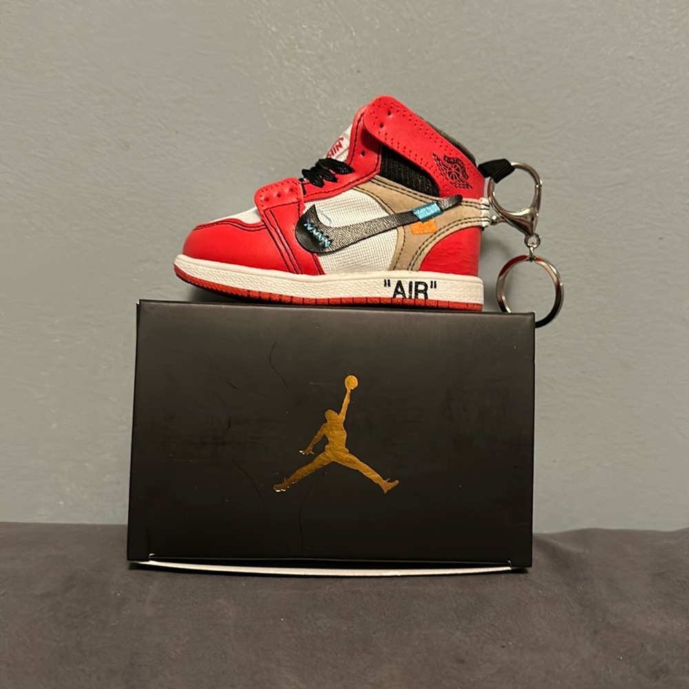 JORDAN OFF WHITE KEY CHAIN PORTABLE PHONE BANK/CHARGER